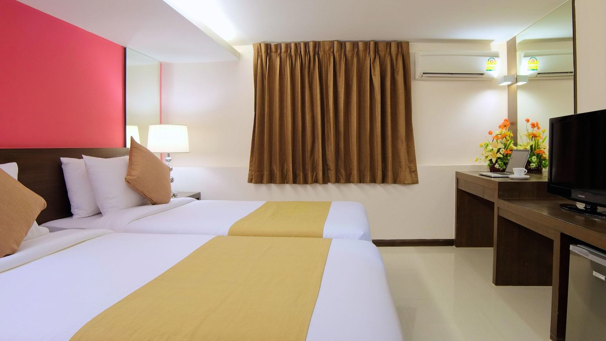 Grand Alpine Hotel Bangkok Esterno foto