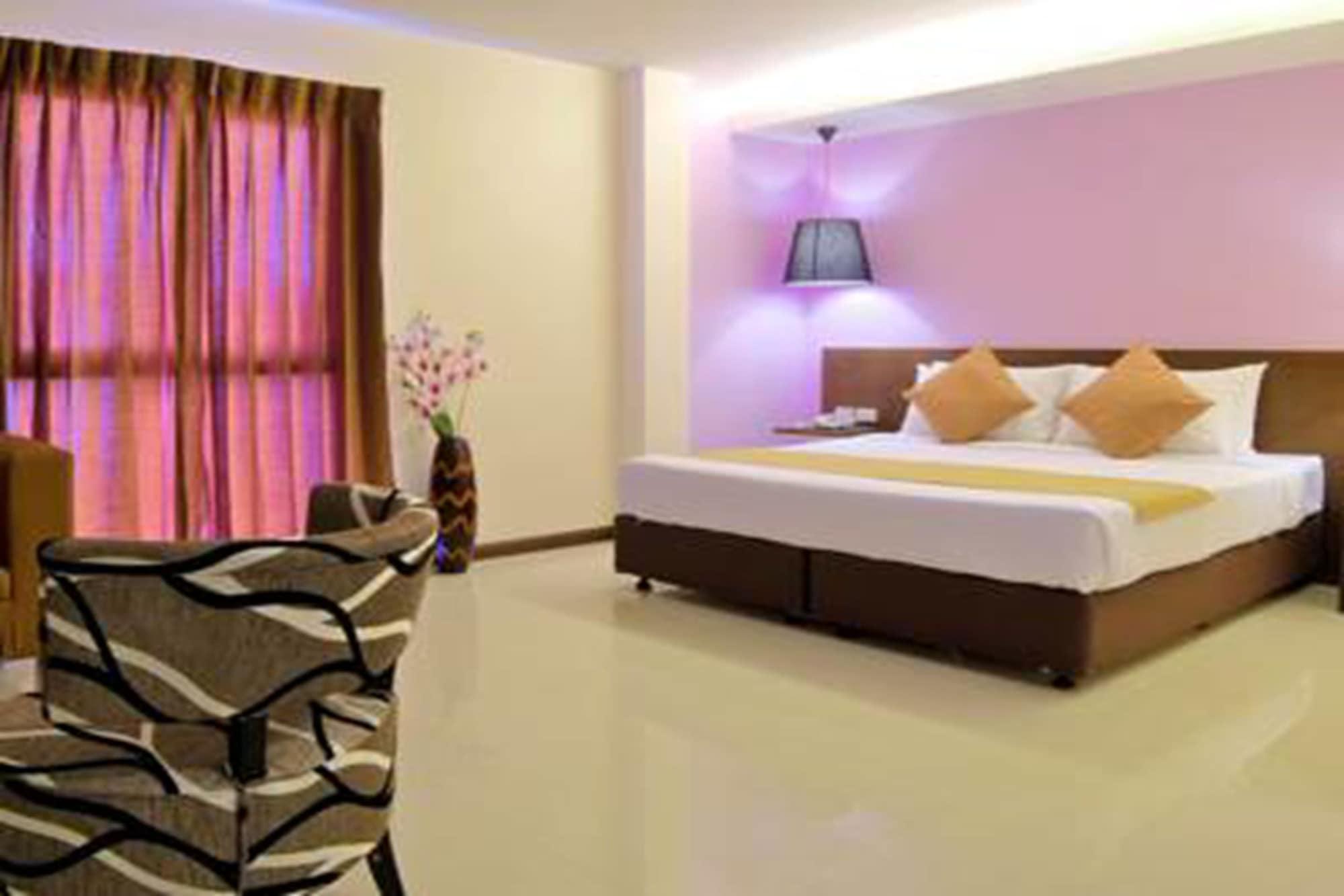 Grand Alpine Hotel Bangkok Esterno foto