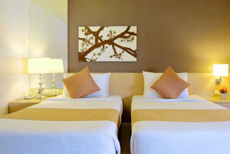 Grand Alpine Hotel Bangkok Esterno foto