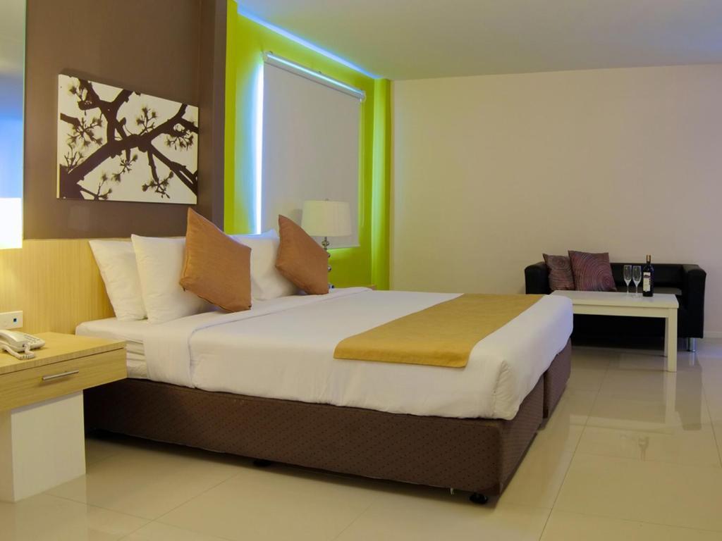 Grand Alpine Hotel Bangkok Esterno foto