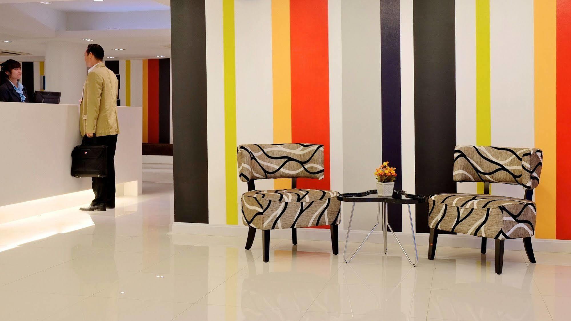 Grand Alpine Hotel Bangkok Esterno foto