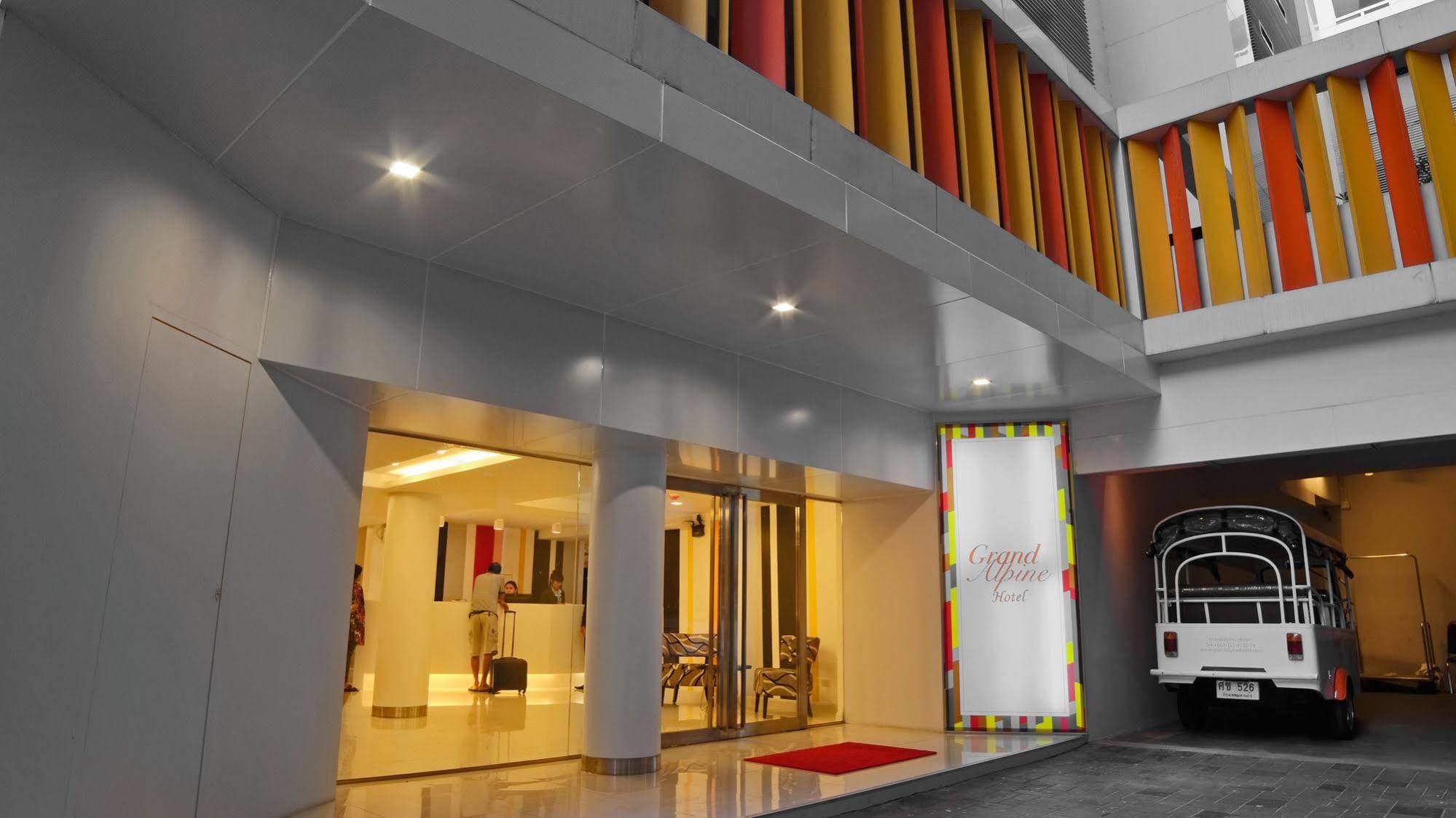 Grand Alpine Hotel Bangkok Esterno foto
